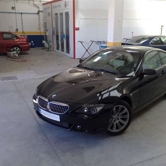 Valauto Motor coche negro en el taller